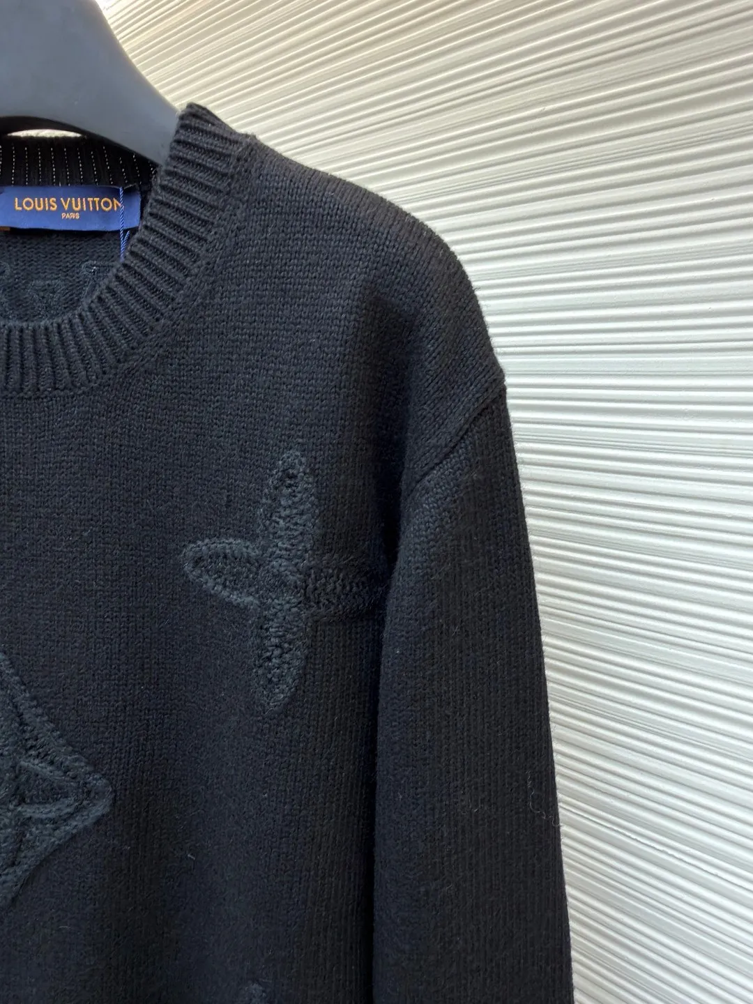 LOUIS VUITTON SKI ski series knitted hollow jacquard sweater ●Original version: purchased and developed by 27989 ●Item number: 1681815-B00 ●Fabric: wool blended fabric ●Technology: knitted jacquard production ●Color: black ●Version: fitted version ●Weight: about 665 grams ●Size: S-M-L-XL ●Description: Made of high-count worsted wool blended fabric, with fine plain stitch as the base, the brand's iconic elements Monogram four-leaf flower, diamond pattern, and LV letter logo are presented through three-dimensional jacquard technology. They are all raised in the same color texture. The texture is full and soft to the touch, taking into account low-key texture and brand recognition. The collar, cuffs and hem are ribbed, and the elastic knitted structure ensures fit and durability. The body is slightly loosely cut, and the jacquard texture is evenly distributed without excess threads. The overall craftsmanship reflects the fine workmanship and high-end texture of luxury knitted items. The overall wiring is straight and delicate, the fabric is comfortable and soft, and the color is consistent without color difference. It can be matched with the same style to create a fashionable look and control various occasions. Customized accessories, complete with three standards, same style for men and women!